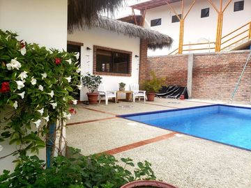 Hermosa casa nueva y generadora de ingresos   , con vistas espectaculares del Océano Pacífico, piscina y unidad de alquiler Airbnb