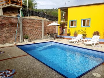 Hermosa casa nueva y generadora de ingresos   , con vistas espectaculares del Océano Pacífico, piscina y unidad de alquiler Airbnb