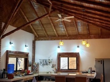 Hermosa casa nueva y generadora de ingresos   , con vistas espectaculares del Océano Pacífico, piscina y unidad de alquiler Airbnb