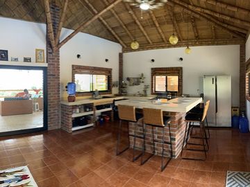 Hermosa casa nueva y generadora de ingresos   , con vistas espectaculares del Océano Pacífico, piscina y unidad de alquiler Airbnb