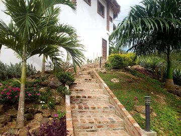 Hermosa casa nueva y generadora de ingresos   , con vistas espectaculares del Océano Pacífico, piscina y unidad de alquiler Airbnb