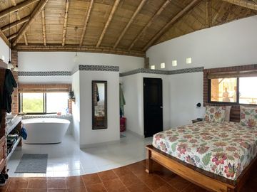 Hermosa casa nueva y generadora de ingresos   , con vistas espectaculares del Océano Pacífico, piscina y unidad de alquiler Airbnb