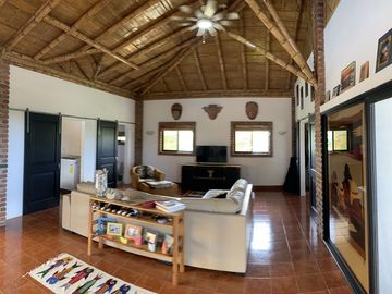 Hermosa casa nueva y generadora de ingresos   , con vistas espectaculares del Océano Pacífico, piscina y unidad de alquiler Airbnb