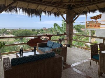 Hermosa casa nueva y generadora de ingresos   , con vistas espectaculares del Océano Pacífico, piscina y unidad de alquiler Airbnb