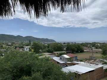 Hermosa casa nueva y generadora de ingresos   , con vistas espectaculares del Océano Pacífico, piscina y unidad de alquiler Airbnb