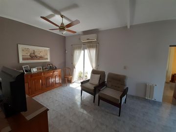 URGENTE POR TRASLADO, RETASADA, VENTA Casa IMPECABLE 3dorm - 2 baños -B° Pedro Pico