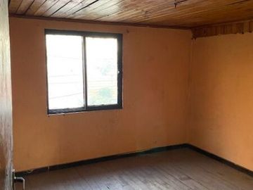 Increíble oportunidad de inversión: Amplia propiedad de 2 pisos muy cercano av. departamental