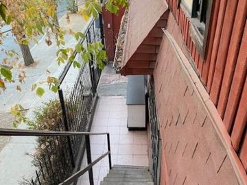 Increíble oportunidad de inversión: Amplia propiedad de 2 pisos muy cercano av. departamental