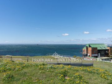 Hermoso terreno con casa en sector Barranco Amarillo y hermosa vista al Estrecho de Magallanes