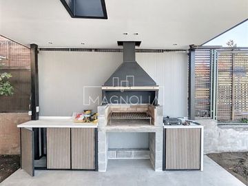 Casa en venta de 3 pisos. Lo Barnechea