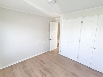Casa en venta de 3 pisos. Lo Barnechea