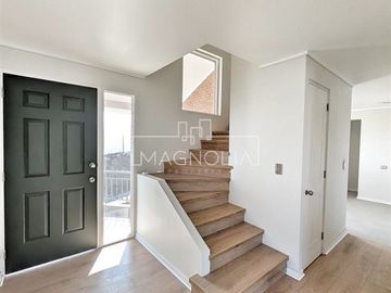 Casa en venta de 3 pisos. Lo Barnechea