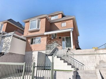 Casa en venta de 3 pisos. Lo Barnechea
