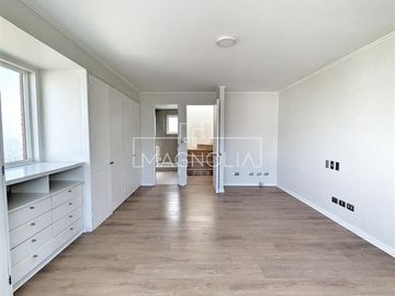 Casa en venta de 3 pisos. Lo Barnechea