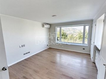 Casa en venta de 3 pisos. Lo Barnechea