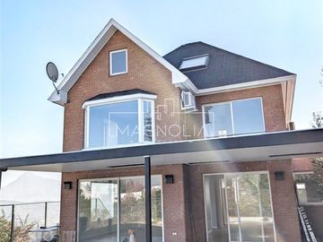 Casa en venta de 3 pisos. Lo Barnechea