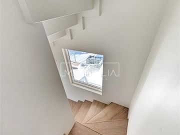 Casa en venta de 3 pisos. Lo Barnechea