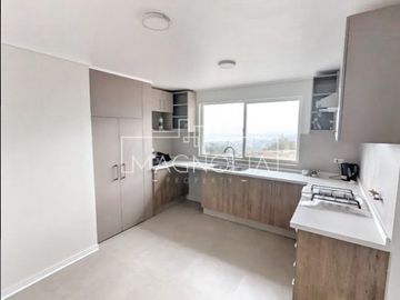 Casa en venta de 3 pisos. Lo Barnechea