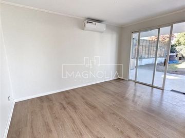 Casa en venta de 3 pisos. Lo Barnechea