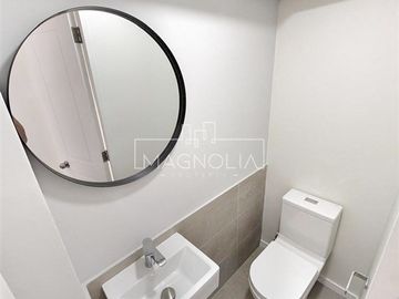 Casa en venta de 3 pisos. Lo Barnechea