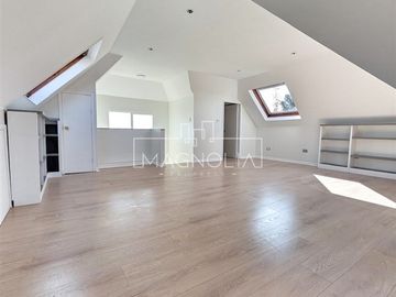 Casa en venta de 3 pisos. Lo Barnechea