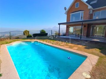 Casa en venta de 3 pisos. Lo Barnechea