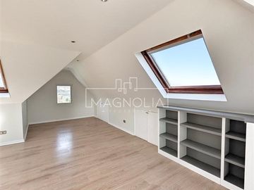 Casa en venta de 3 pisos. Lo Barnechea