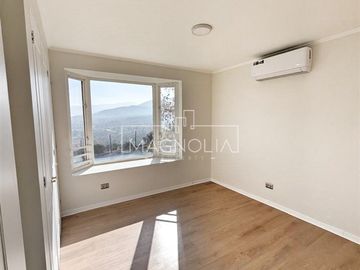Casa en venta de 3 pisos. Lo Barnechea