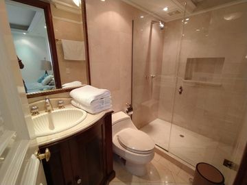 apartamento en arriendo/venta en el golf. Cod A102571