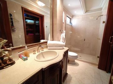 apartamento en arriendo/venta en el golf. Cod A102571