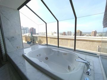 apartamento en arriendo/venta en el golf. Cod A102571