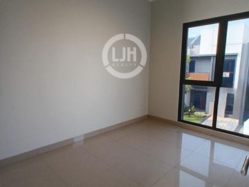 Rumah di Summarecon Crown Gading Cluster Regia Bekasi Jawa Barat