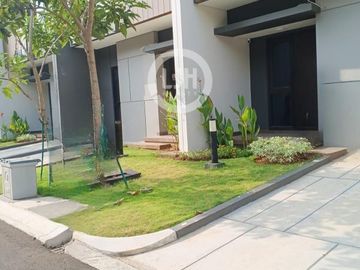 Rumah di Summarecon Crown Gading Cluster Regia Bekasi Jawa Barat