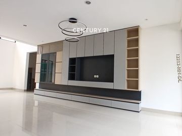 TURUN HARGA Rumah Baru siap huni dgn  Kolam Renang Di sekror 9 Bintaro