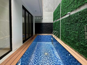 TURUN HARGA Rumah Baru siap huni dgn  Kolam Renang Di sekror 9 Bintaro