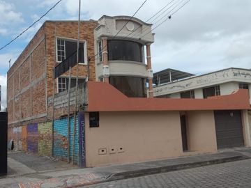 Edificio central en venta en Ibarra en la calle Maldonado y Juan Francisco Bonilla