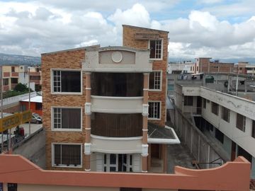 Edificio central en venta en Ibarra en la calle Maldonado y Juan Francisco Bonilla
