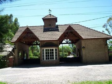EXCELENTE PROPIEDAD, CASA CUATRO AMBIENTES, BARRIO CERRADO LOS CARACOLES EN INGENIERO MASCHWITZ