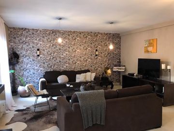 EXCELENTE PROPIEDAD, CASA CUATRO AMBIENTES, BARRIO CERRADO LOS CARACOLES EN INGENIERO MASCHWITZ