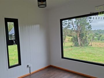 Parcela con vista al mar y cabaña de 2D y 1B en Calbuco