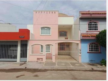 Casa en VENTA de 4 Recamaras una en la Planta Baja, en Los Portales, Sector Palmito, Barrancos, Pemex