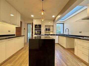 Casa en venta de 6 dorm. en Las Condes