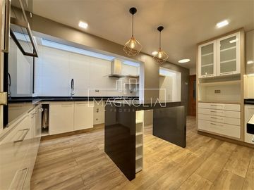 Casa en venta de 6 dorm. en Las Condes