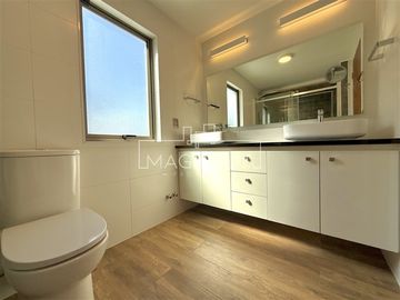Casa en venta de 6 dorm. en Las Condes