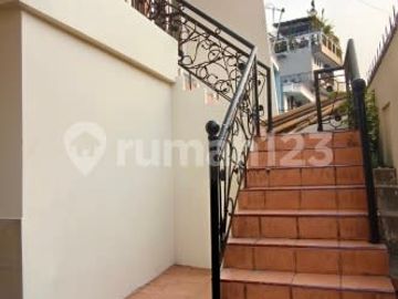 Rumah 3 Lantai Ada Ruang Serbaguna di Puri Indah, Jakarta Barat