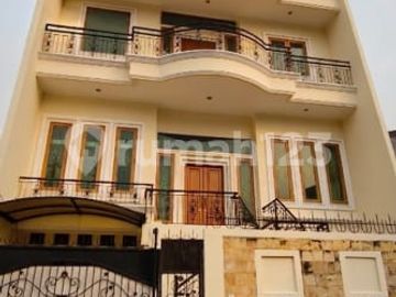 Rumah 3 Lantai Ada Ruang Serbaguna di Puri Indah, Jakarta Barat