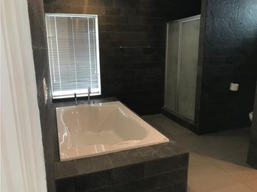 Venta Casa Amplia Zona Comercial  Duplex 2 Plantas Patio  500 Mts