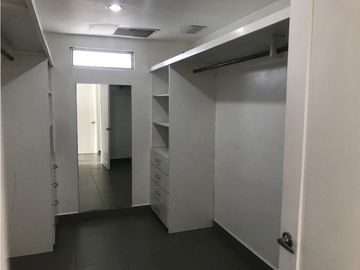 Venta Casa Amplia Zona Comercial  Duplex 2 Plantas Patio  500 Mts