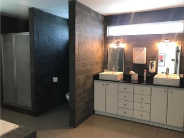 Venta Casa Amplia Zona Comercial  Duplex 2 Plantas Patio  500 Mts