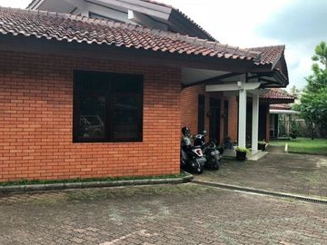Rumah dengan Kolam Renang di Gandul Cinere harga Murah dekat Tol Desari